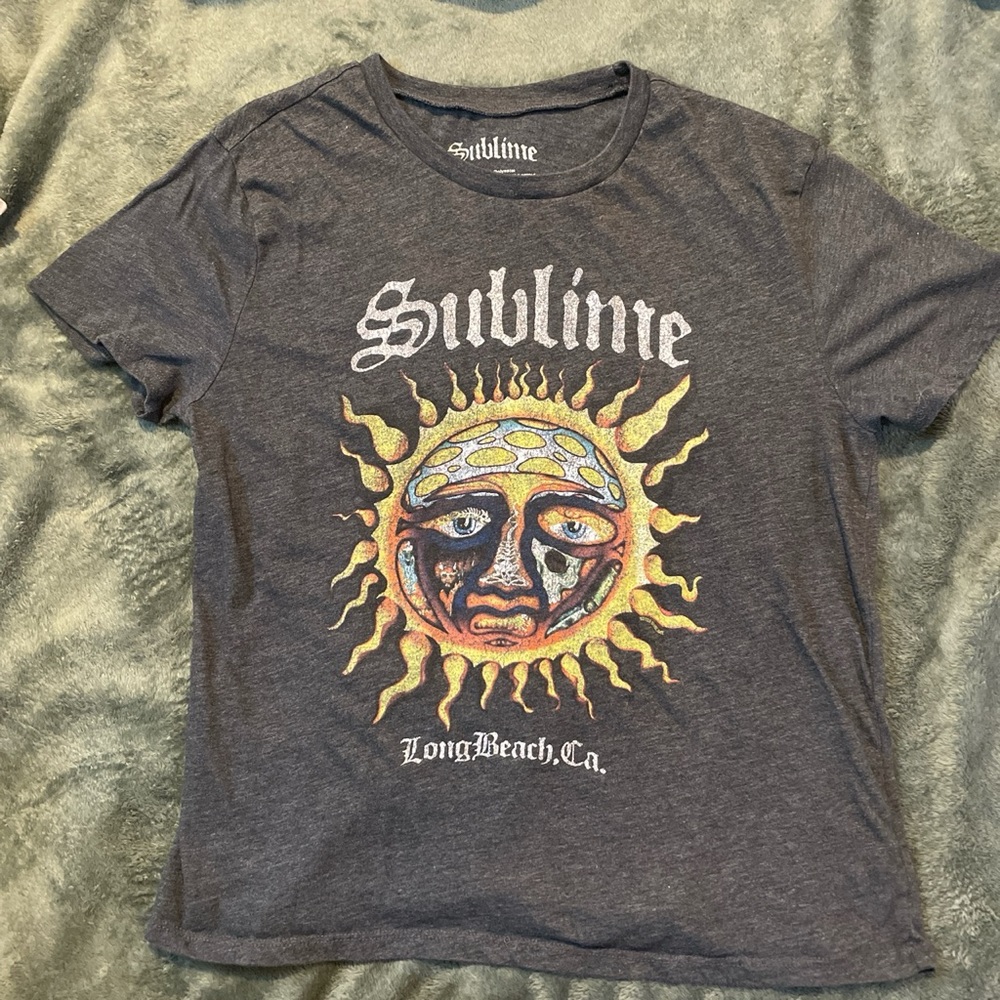 sublime tee
(size :large (fits like medium)
listing price : 25
